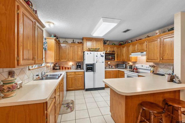 221 VZ County Road 4828, Chandler, TX 75758