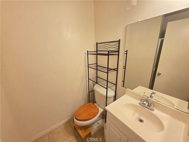 18645 Hatteras 111, Tarzana, CA 91356