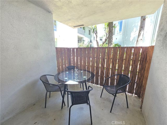 18645 Hatteras 111, Tarzana, CA 91356