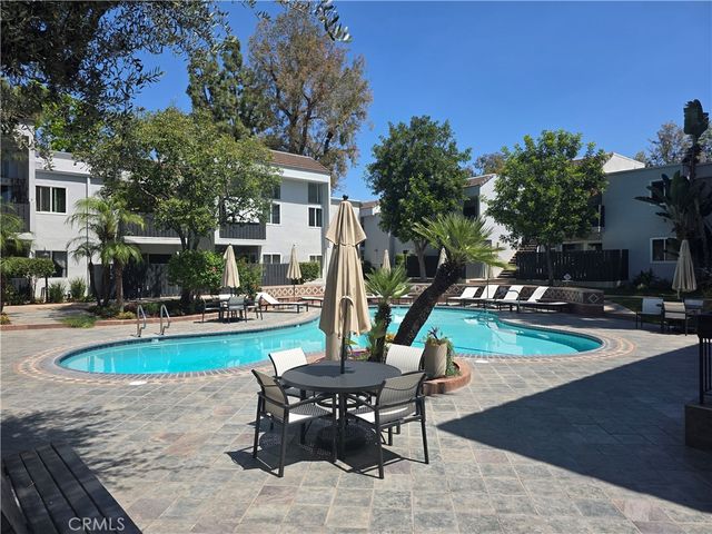 18645 Hatteras 111, Tarzana, CA 91356