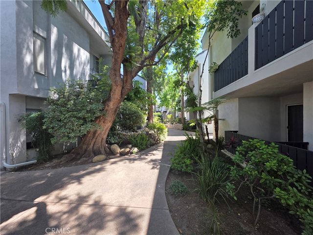 18645 Hatteras 111, Tarzana, CA 91356