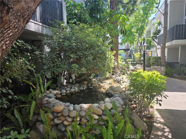 18645 Hatteras 111, Tarzana, CA 91356