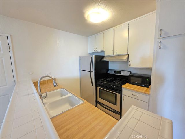 18645 Hatteras 111, Tarzana, CA 91356