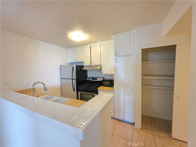 18645 Hatteras 111, Tarzana, CA 91356