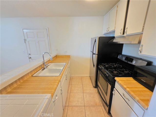 18645 Hatteras 111, Tarzana, CA 91356