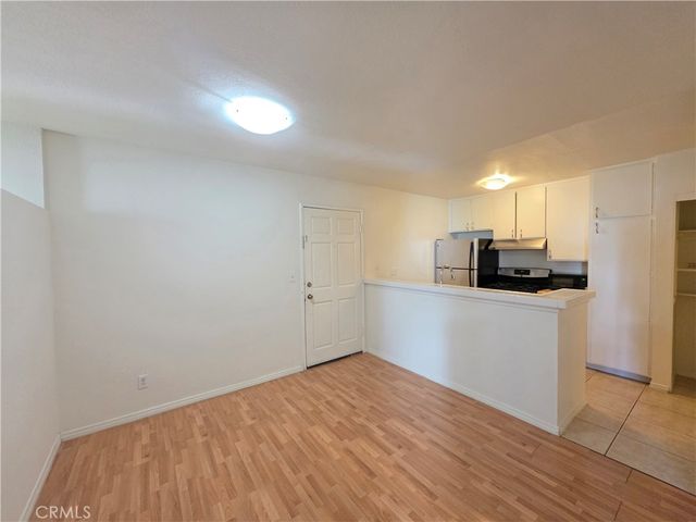 18645 Hatteras 111, Tarzana, CA 91356
