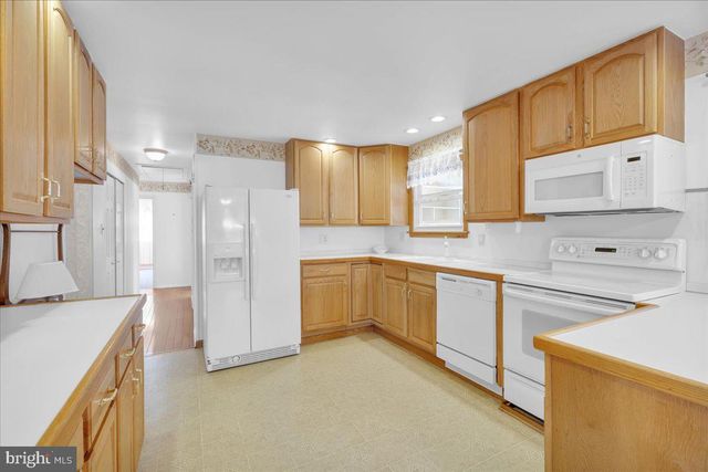 24 CONSTITUTION BLVD, Berlin, NJ 08009