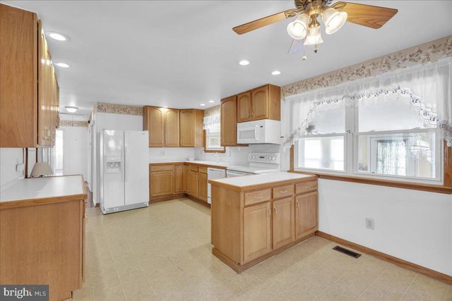 24 CONSTITUTION BLVD, Berlin, NJ 08009