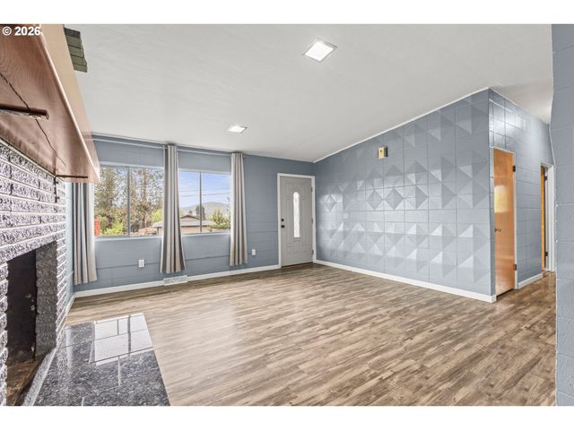 1615 19TH St, Myrtle Point, OR 97458