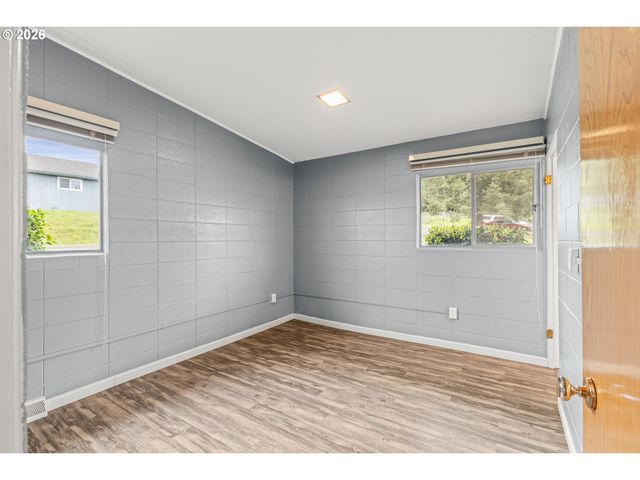 1615 19TH St, Myrtle Point, OR 97458