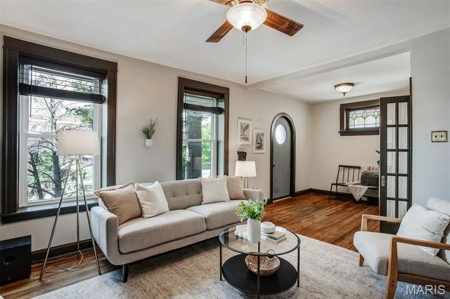 3710 Gustine Avenue, St Louis, MO 63116