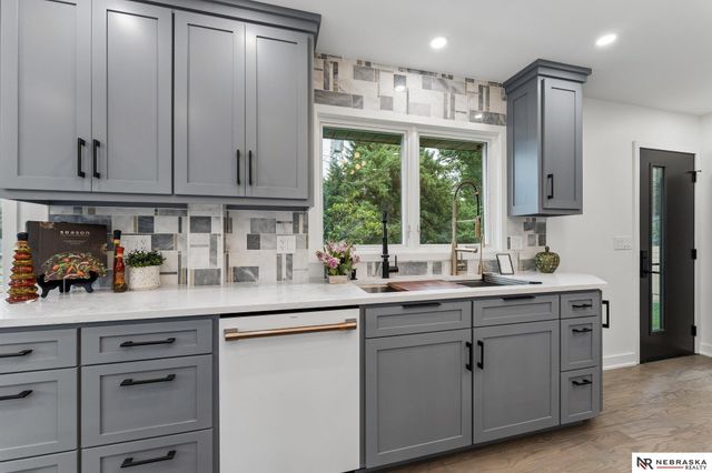 445 S 85th Street, Omaha, NE 68114
