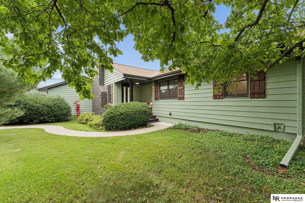 445 S 85th Street, Omaha, NE 68114