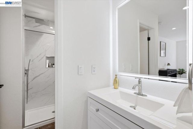 25055 25055 COPA DEL ORO DR 102, Hayward, CA 94545