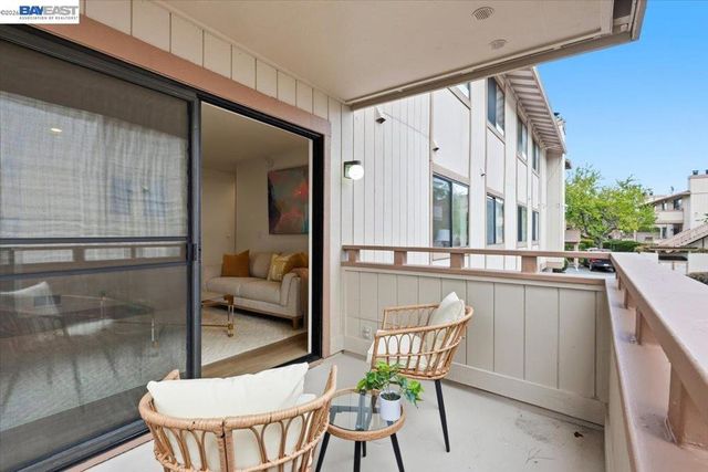 25055 25055 COPA DEL ORO DR 102, Hayward, CA 94545