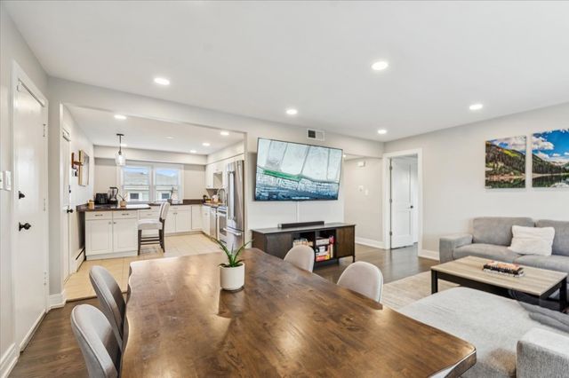 4501 N CENTRAL Avenue 301, Chicago, IL 60630