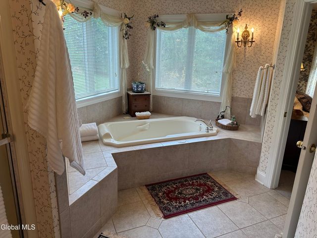 5 Avallon Way, Guilderland, NY 12009