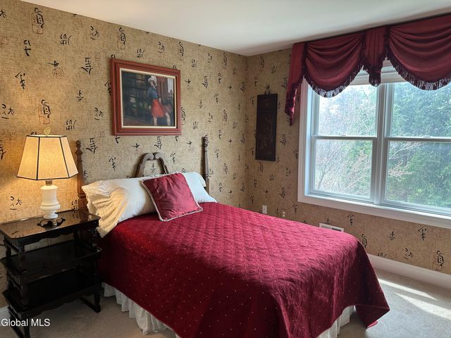 5 Avallon Way, Guilderland, NY 12009