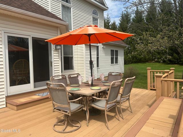 5 Avallon Way, Guilderland, NY 12009