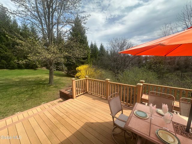 5 Avallon Way, Guilderland, NY 12009