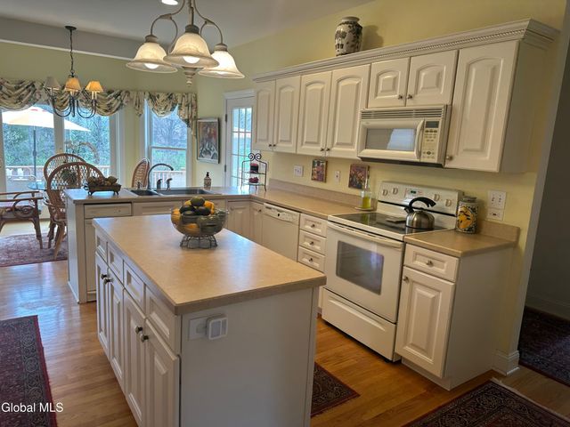 5 Avallon Way, Guilderland, NY 12009
