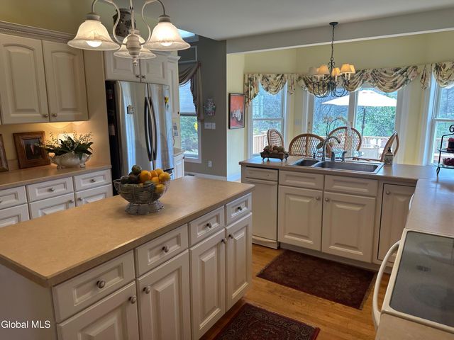 5 Avallon Way, Guilderland, NY 12009