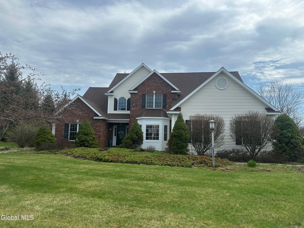 5 Avallon Way, Guilderland, NY 12009