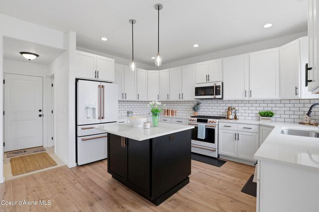 10482 N Belgrave Lp, Hayden, ID 83835