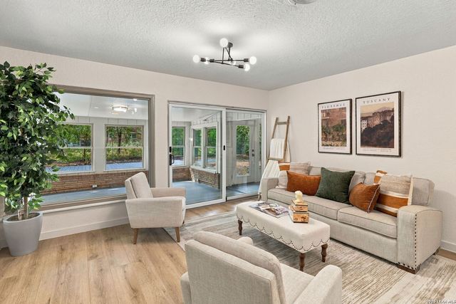 100 Riviera Dr, Castle Hills, TX 78213