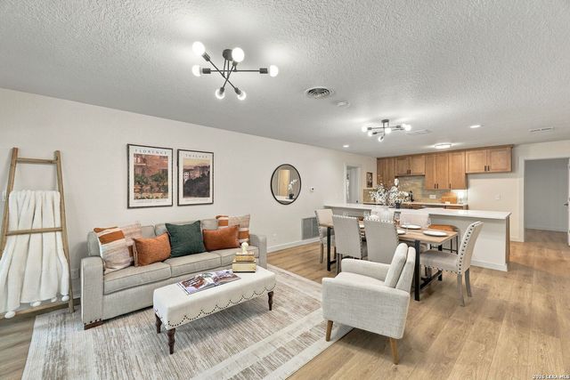 100 Riviera Dr, Castle Hills, TX 78213