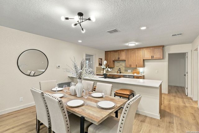 100 Riviera Dr, Castle Hills, TX 78213