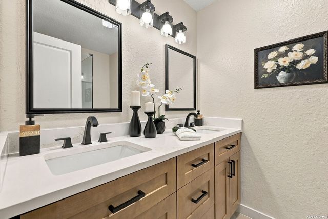 100 Riviera Dr, Castle Hills, TX 78213