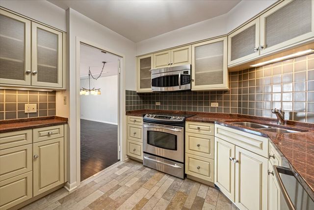 6033 N Sheridan Road 43H, Chicago, IL 60660