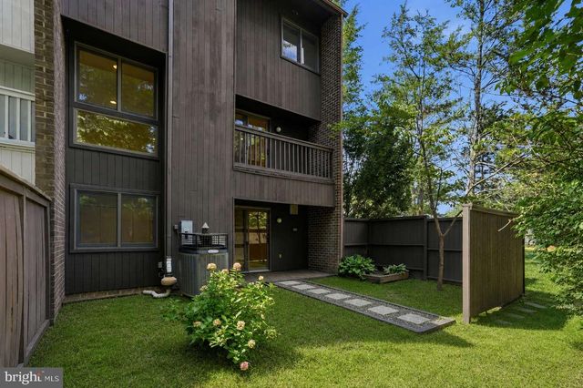 2017 WETHERSFIELD CT, Reston, VA 20191