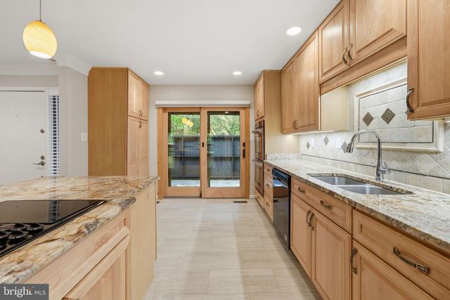 2017 WETHERSFIELD CT, Reston, VA 20191