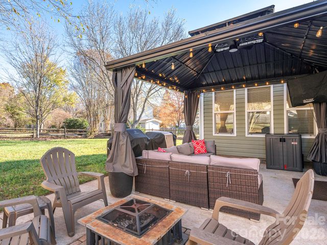 3930 Huntmeadow Drive, Charlotte, NC 28269