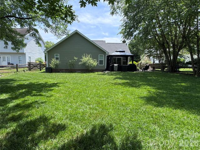 3930 Huntmeadow Drive, Charlotte, NC 28269