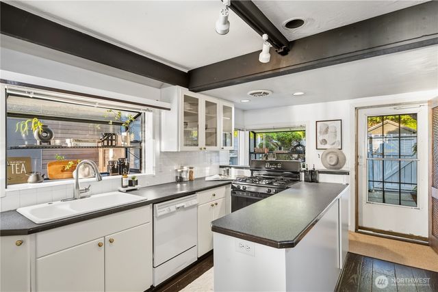 5637 Beach Drive SW, Seattle, WA 98136