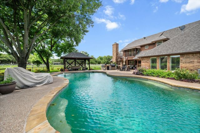 8111 Russell Curry Road, Arlington, TX 76001