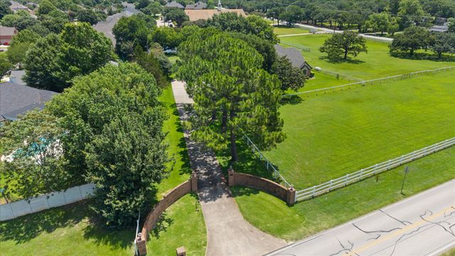 8111 Russell Curry Road, Arlington, TX 76001