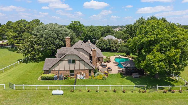 8111 Russell Curry Road, Arlington, TX 76001
