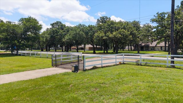 8111 Russell Curry Road, Arlington, TX 76001