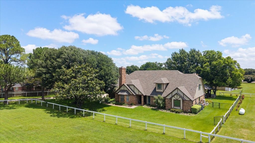 8111 Russell Curry Road, Arlington, TX 76001