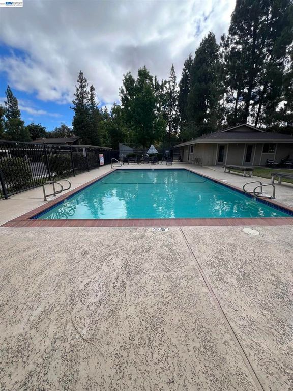 Image 25 of property listing at 5455 Kirkwood Dr C8, Concord, CA 94521
