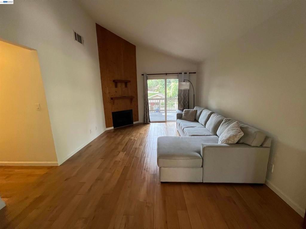 Image 5 of property listing at 5455 Kirkwood Dr C8, Concord, CA 94521
