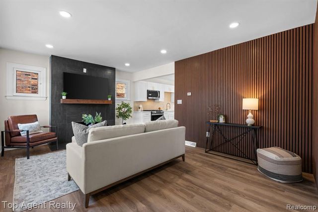 16204 Roselawn Street, Detroit, MI 48221