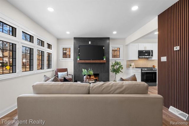 16204 Roselawn Street, Detroit, MI 48221