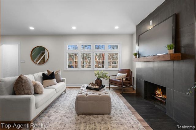 16204 Roselawn Street, Detroit, MI 48221