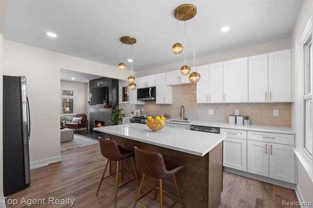 16204 Roselawn Street, Detroit, MI 48221