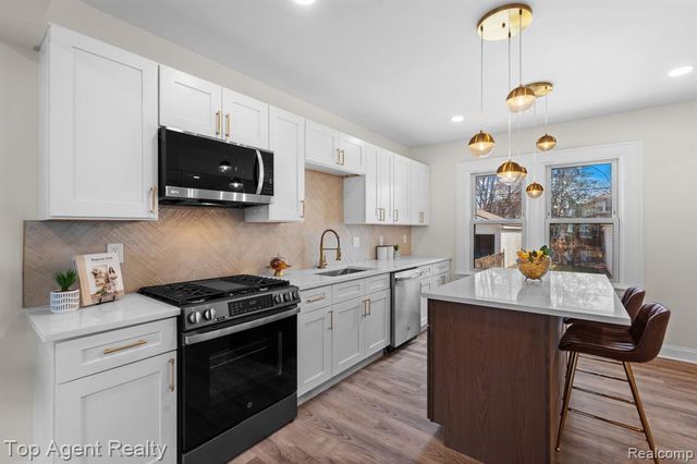 16204 Roselawn Street, Detroit, MI 48221